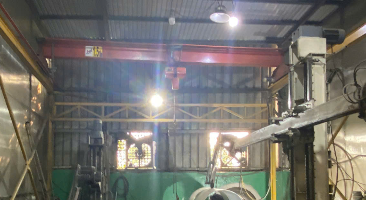 Crane, electric hoist inside the factory 4